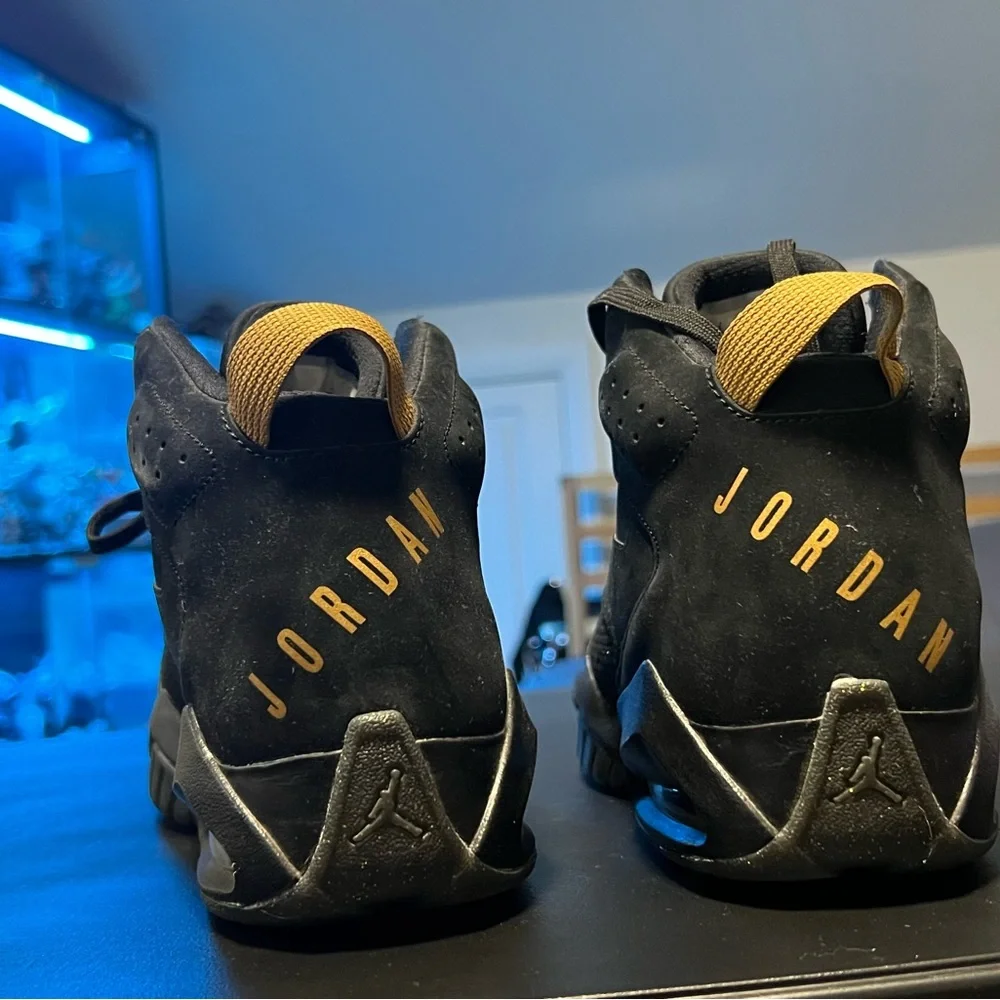 Air Jordan Men’s size 9 lift off shoes. Black, gold, and suede - Picture 4 of 4